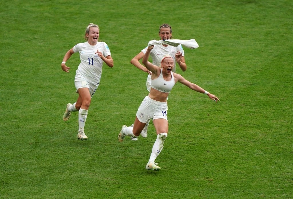 Nữ cầu thủ cởi áo ăn mừng bàn thắng giúp tuyển Anh vô địch EURO 2022 - 3