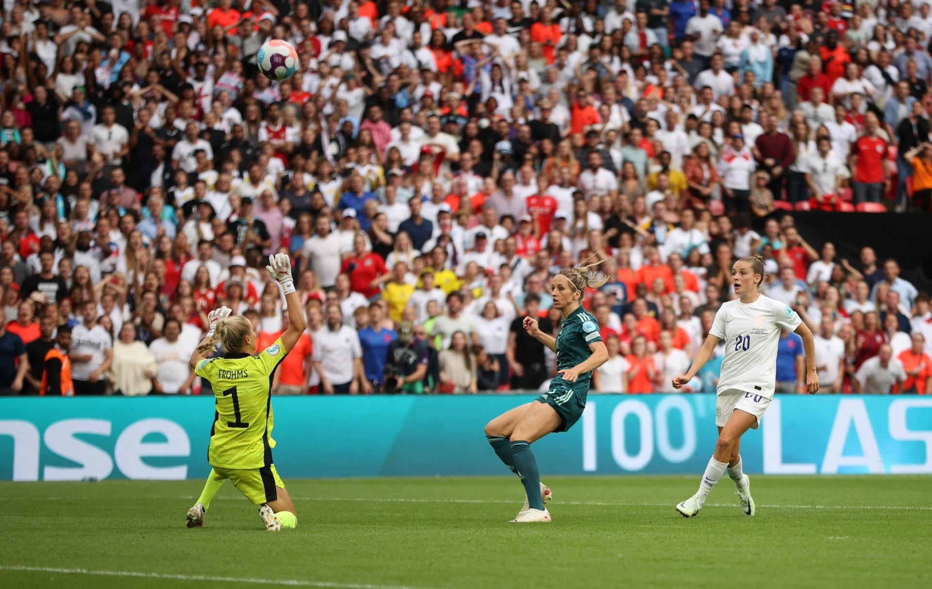 Nữ cầu thủ cởi áo ăn mừng bàn thắng giúp tuyển Anh vô địch EURO 2022 - 6
