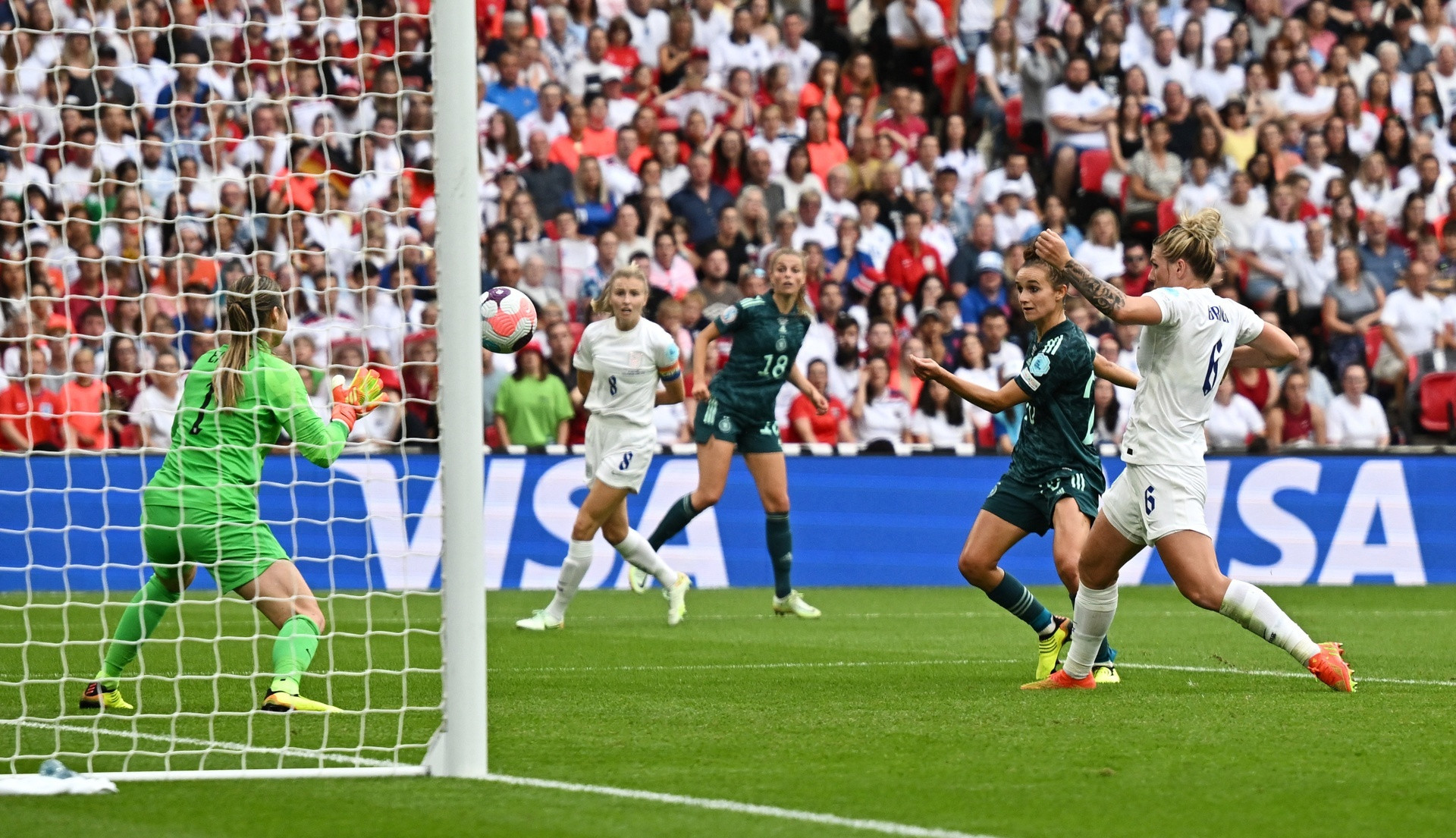 Nữ cầu thủ cởi áo ăn mừng bàn thắng giúp tuyển Anh vô địch EURO 2022 - 7