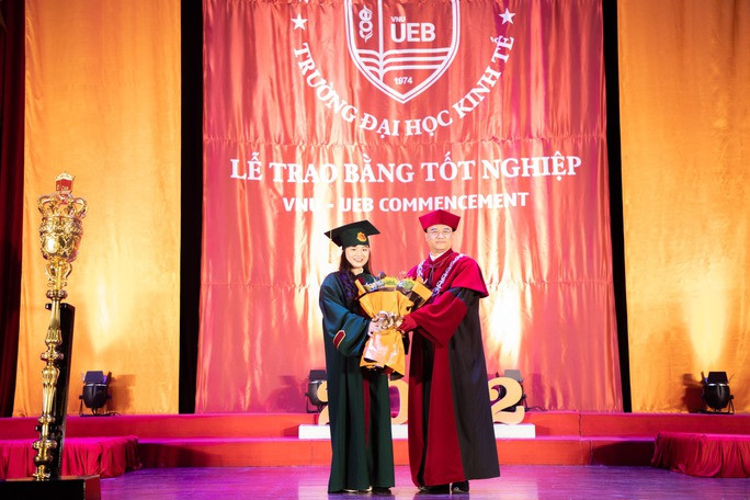 Chi tiết bộ lễ phục tốt nghiệp của Trường ĐH Kinh tế - Ảnh 6.