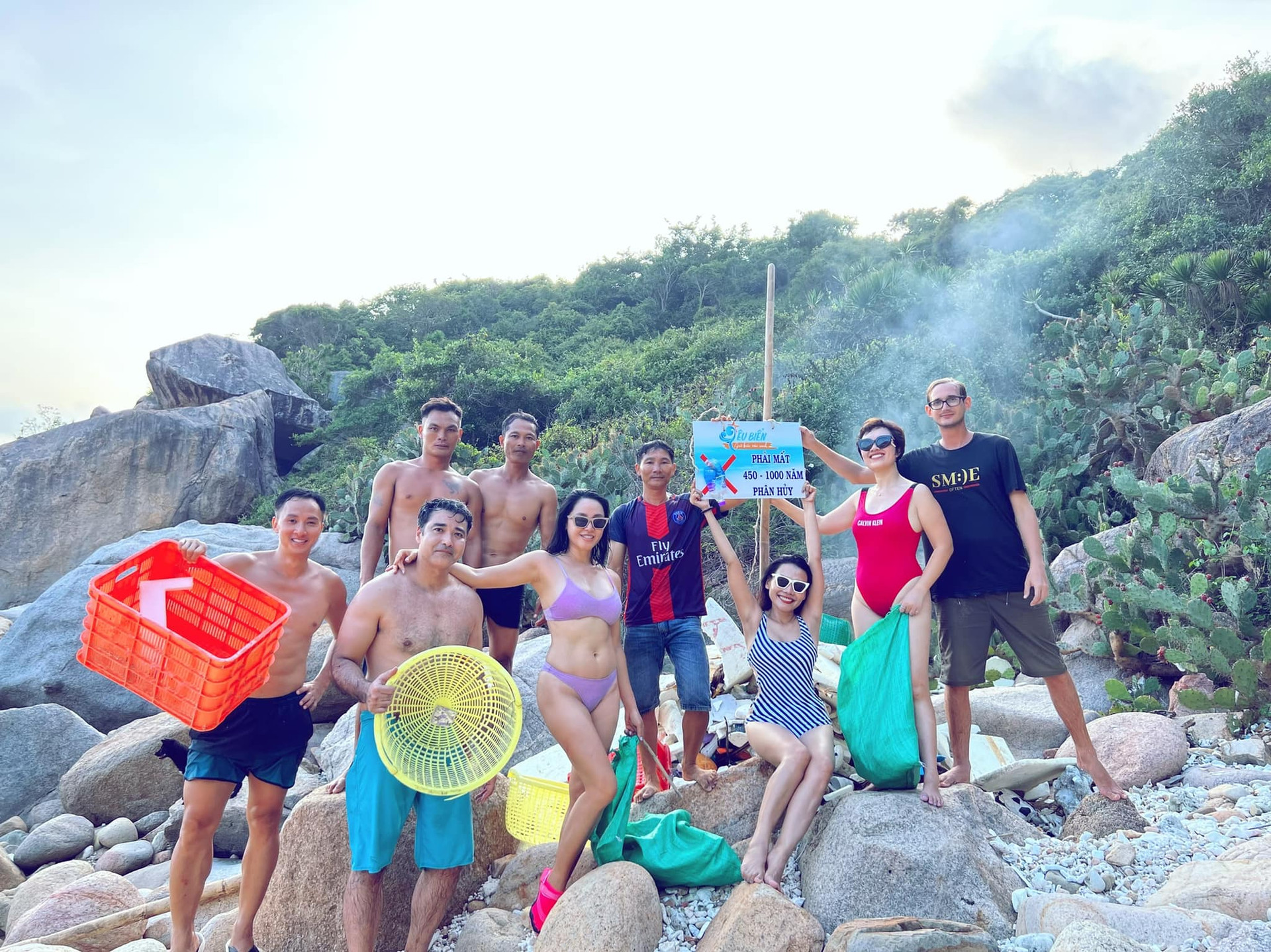 Tranh cãi nhóm nữ du khách mặc bikini nhặt rác ở Ninh Thuận - 3