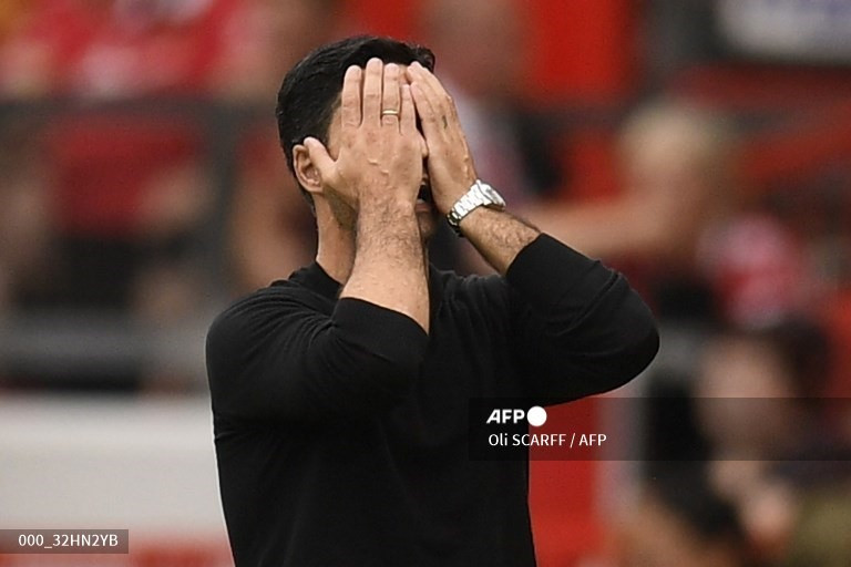 Tran HLV Mikel Arteta ôm đầu bất lực bên đường biên sau 2 bàn thua chóng vánh. Ảnh: AFP