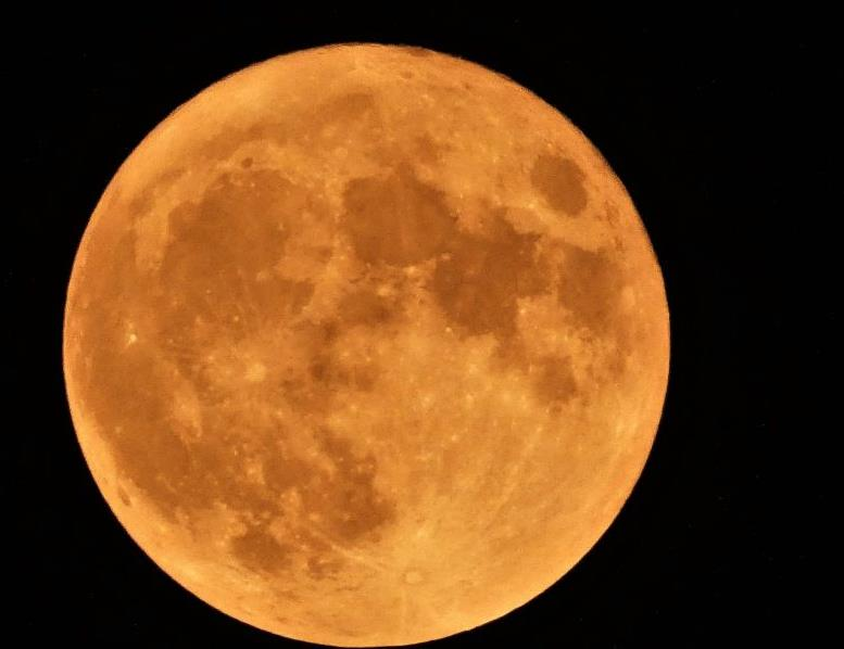 Tối nay xuất hiện Mặt trăng màu cam và tròn nhất trong 100 năm qua - 1