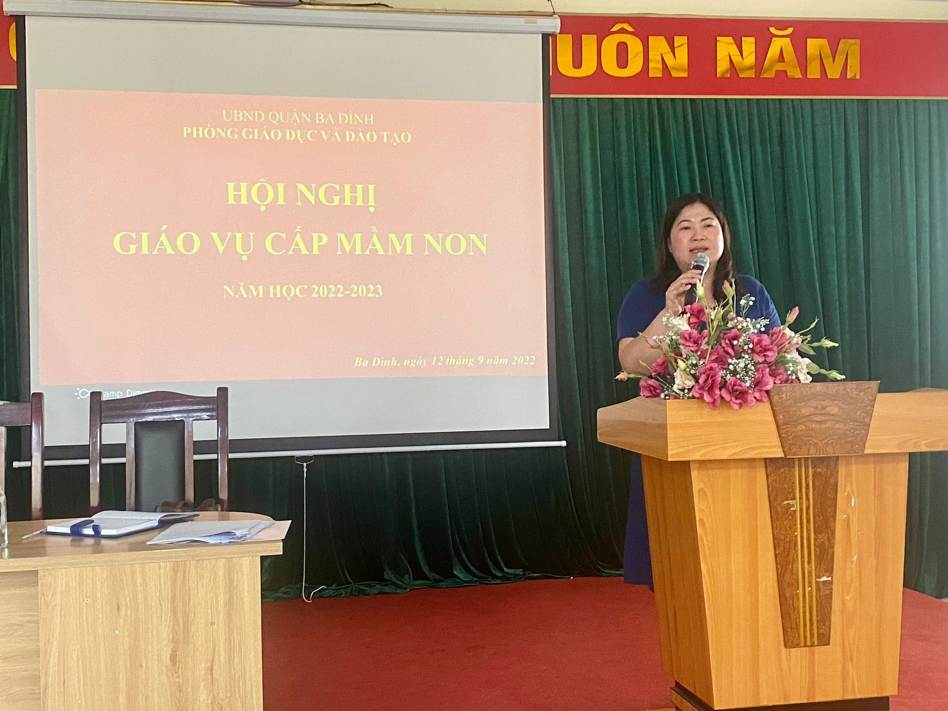 Bà Trần Thị Vinh – Phó Trưởng phòng GDĐT quận phát biểu tại Hội nghị giáo vụ MN năm học 2022-2023.jpg