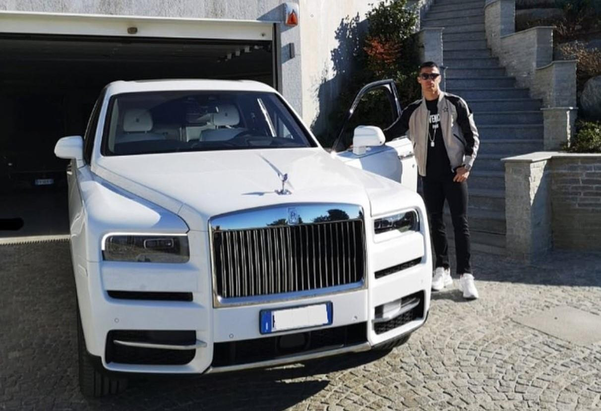 Ronaldo thường xuyên chia sẻ hình ảnh cùng các siêu xe trên mạng xã hội. Ảnh: Instagram.