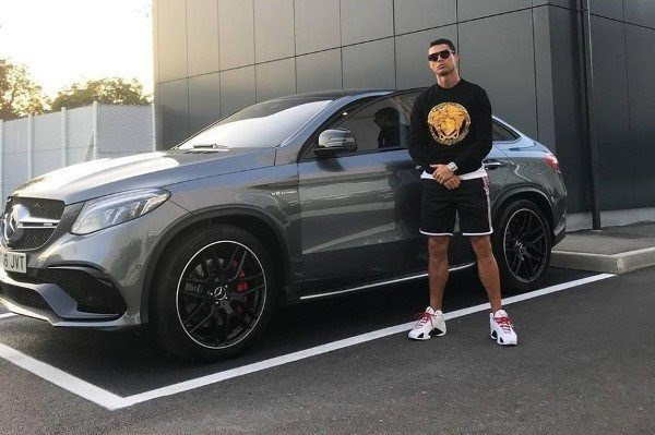 Ronaldo thường xuyên chia sẻ hình ảnh cùng các siêu xe trên mạng xã hội. Ảnh: Instagram.