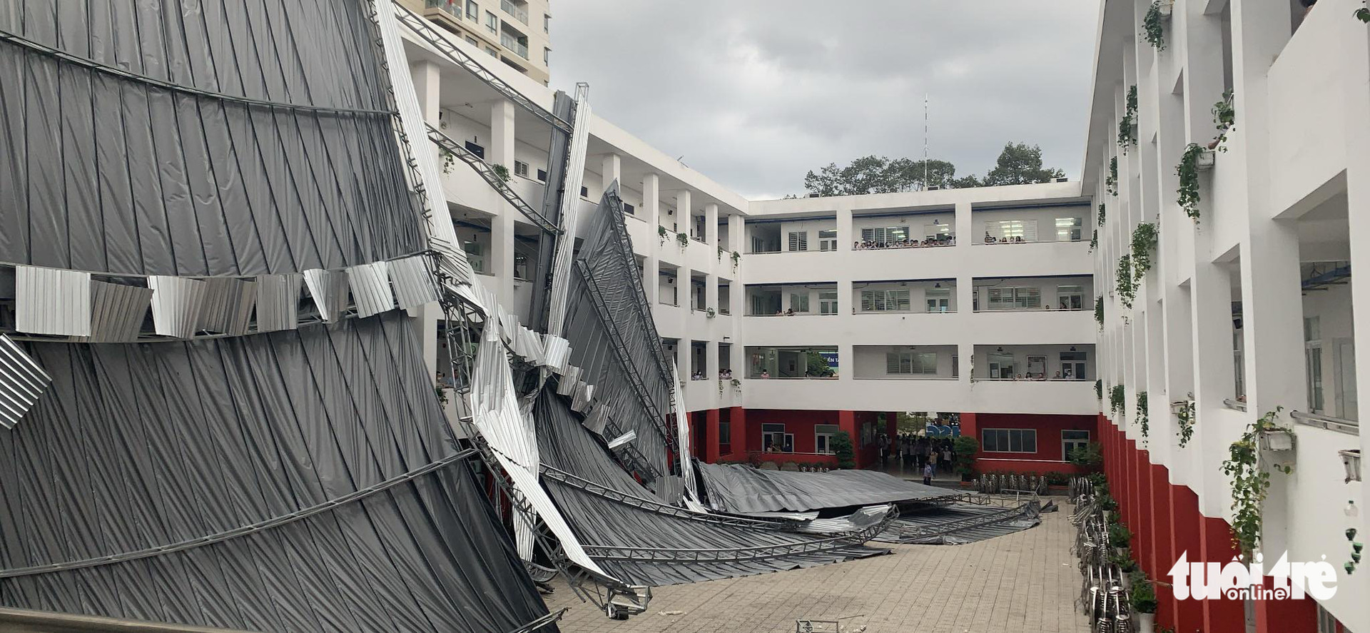 Mái che sân trường tại TP.HCM bất ngờ đổ sập, trường nói do ảnh hưởng bão Noru - Ảnh 1.