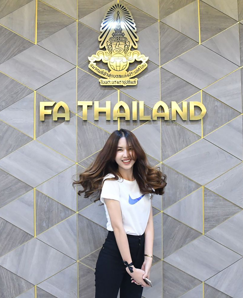 Bạn gái phóng viên thể thao xinh đẹp, nóng bỏng của tiền đạo tuyển Thái Lan - 1