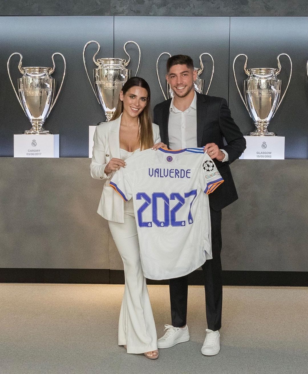 Ngắm vẻ đẹp không tì vết của nữ nhà báo chinh phục sao Real Madrid - 1