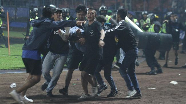 Bạo loạn trên sân bóng ở Indonesia làm 127 người thiệt mạng - Ảnh 1.
