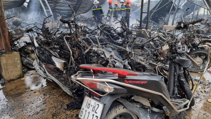 Cháy tại công ty may ở Nam Định, ít nhất 250 xe máy bị thiêu rụi 1