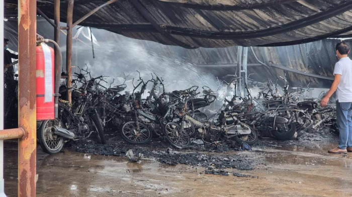 Cháy tại công ty may ở Nam Định, ít nhất 250 xe máy bị thiêu rụi 2
