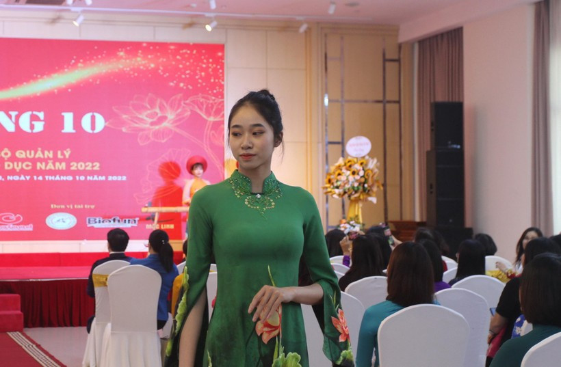 Ra mắt mẫu áo dài biểu trưng của nhà giáo Việt Nam ảnh 4