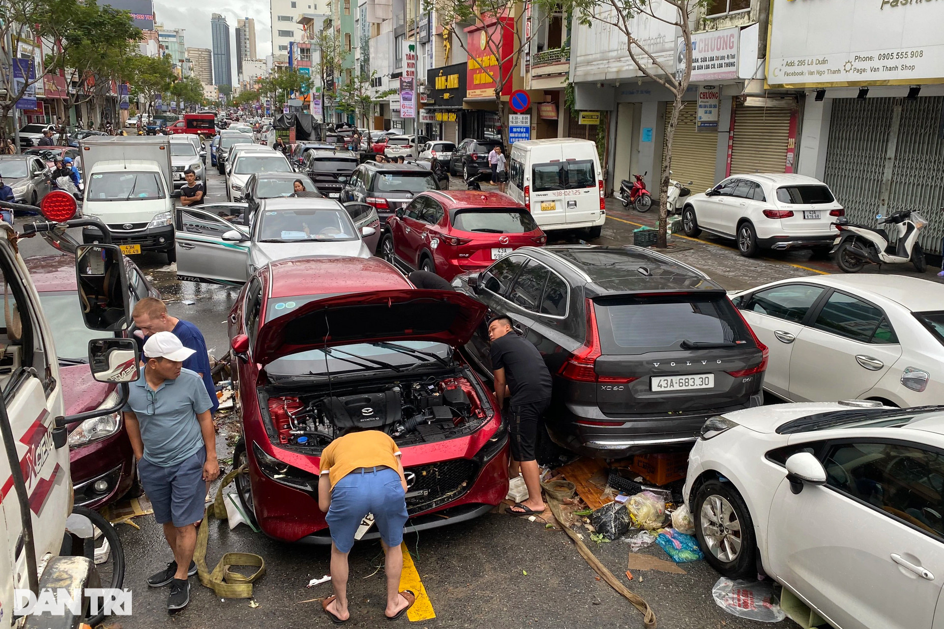 Đường phố Đà Nẵng tan hoang sau nước rút, hàng trăm ôtô chết máy giữa đường - 1