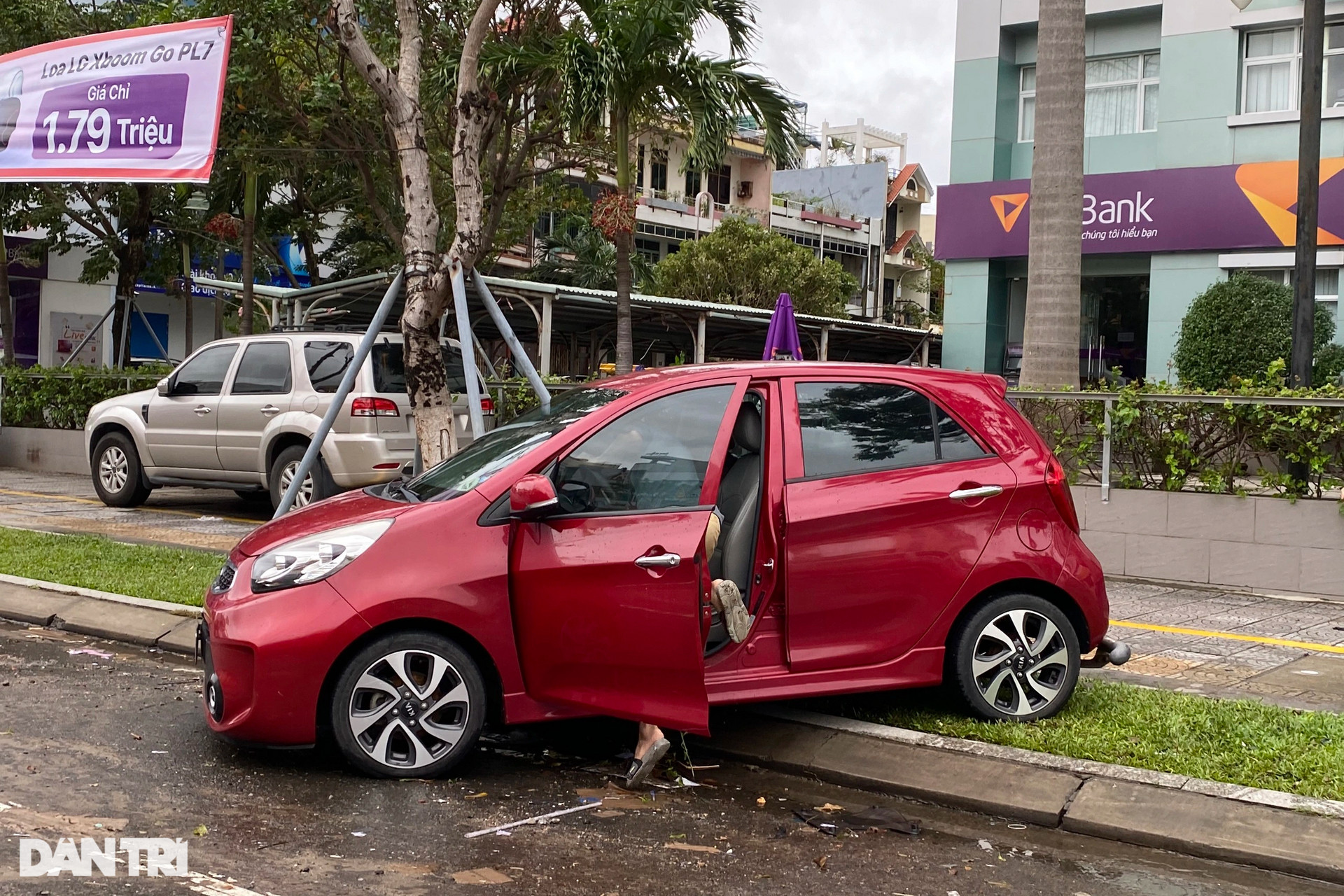 Đường phố Đà Nẵng tan hoang sau nước rút, hàng trăm ôtô chết máy giữa đường - 2