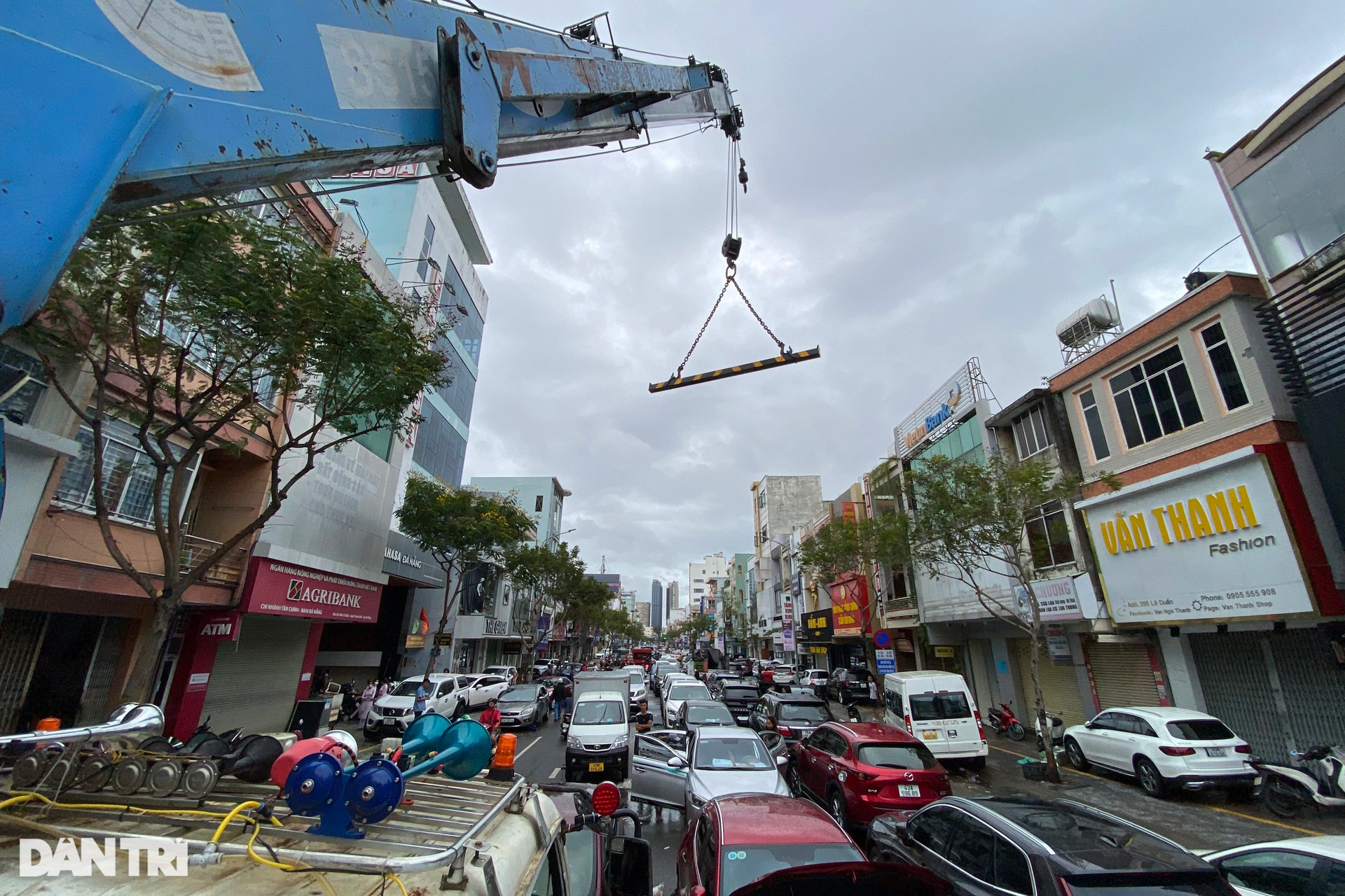 Đường phố Đà Nẵng tan hoang sau nước rút, hàng trăm ôtô chết máy giữa đường - 5