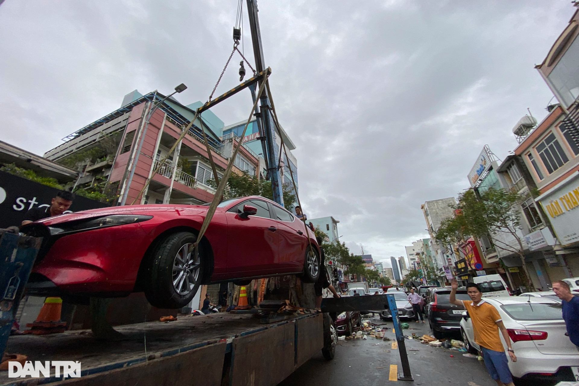 Đường phố Đà Nẵng tan hoang sau nước rút, hàng trăm ôtô chết máy giữa đường - 7
