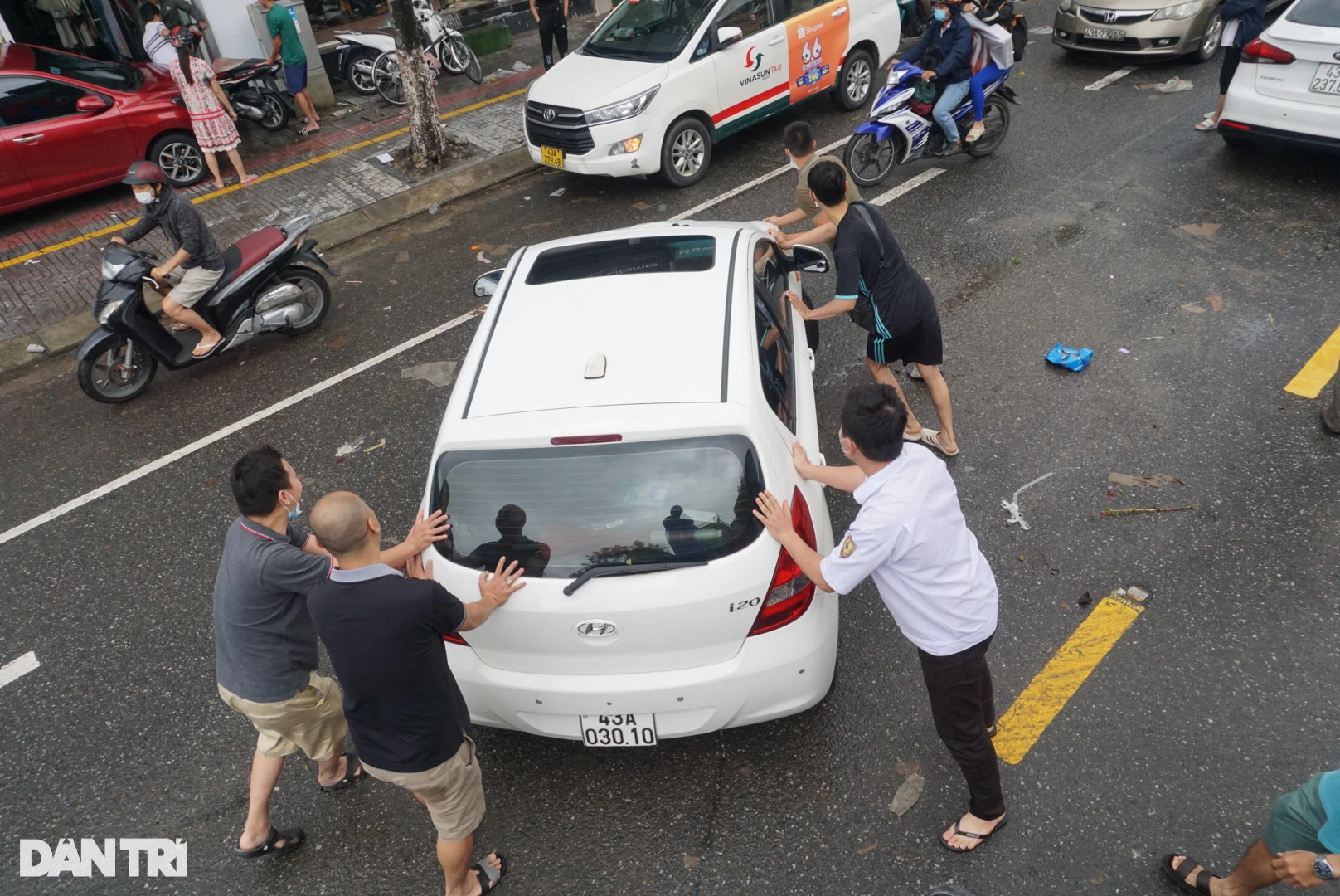 Đường phố Đà Nẵng tan hoang sau nước rút, hàng trăm ôtô chết máy giữa đường - 9