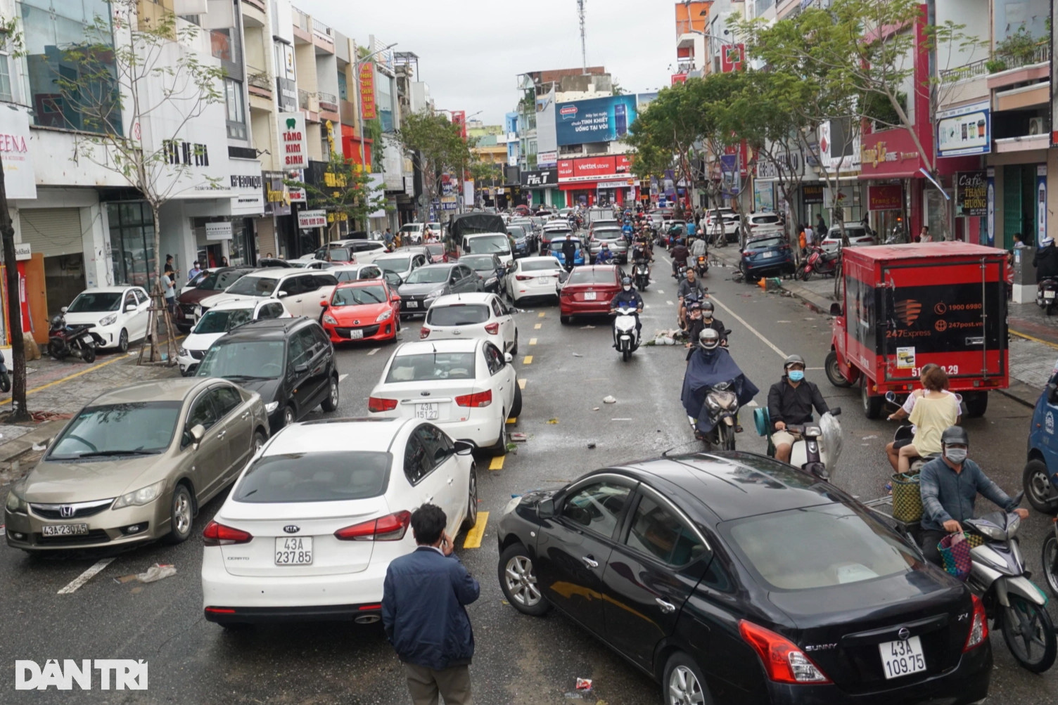 Đường phố Đà Nẵng tan hoang sau nước rút, hàng trăm ôtô chết máy giữa đường - 12