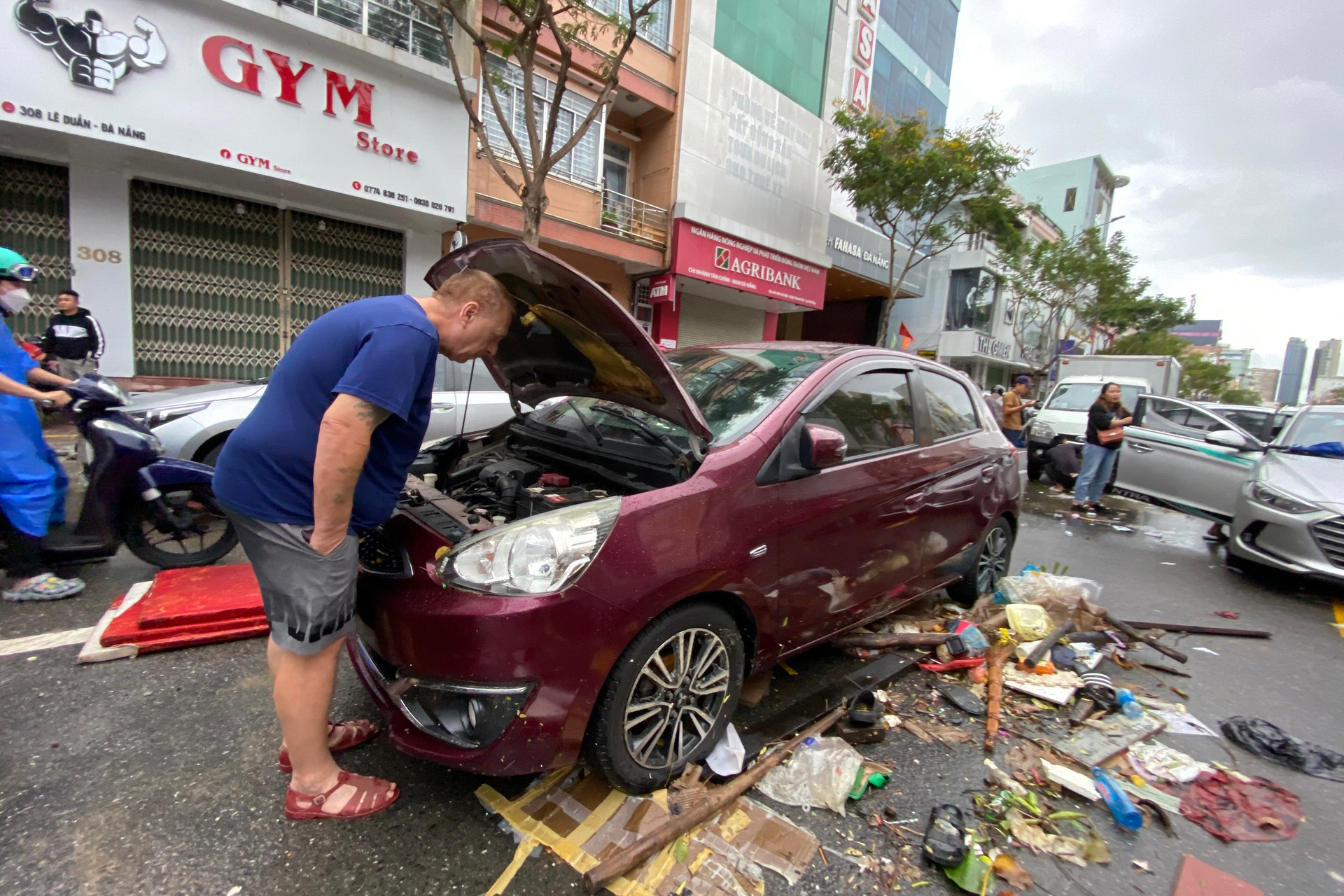 Đường phố Đà Nẵng tan hoang sau nước rút, hàng trăm ôtô chết máy giữa đường - 3