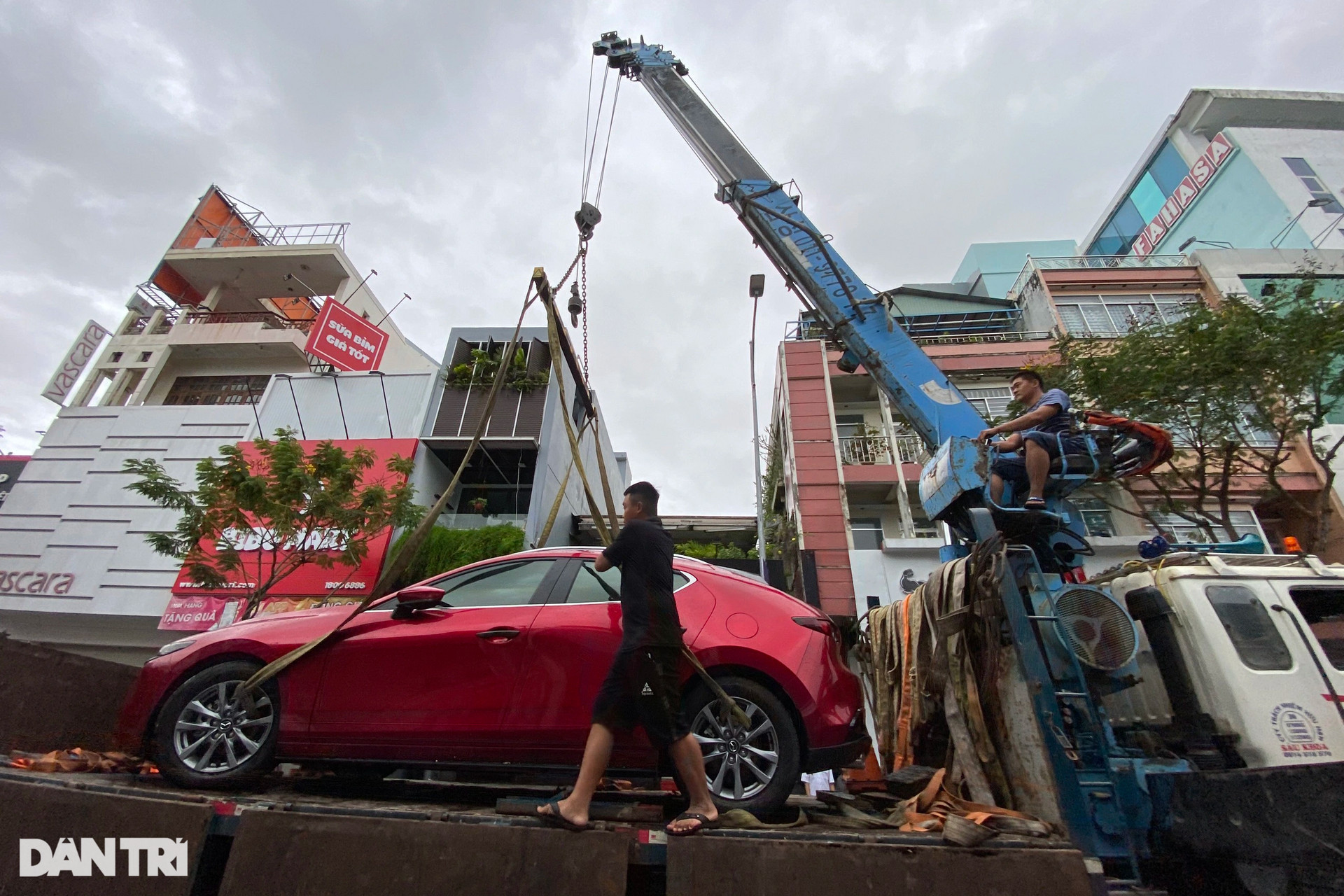 Đường phố Đà Nẵng tan hoang sau nước rút, hàng trăm ôtô chết máy giữa đường - 8