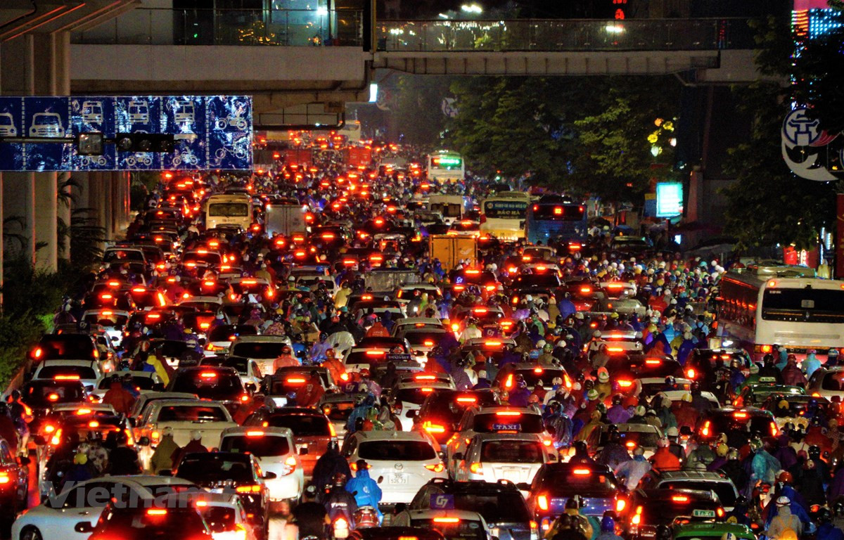 Hà Nội thí điểm thu phí phương tiện vào nội đô, dự kiến từ năm 2024 nhằm giảm ùn tắc giao thông. (Ảnh: Việt Hùng/Vietnam+)