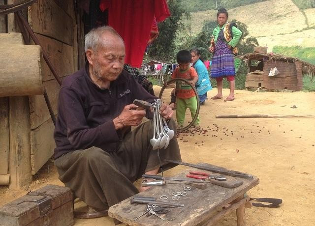 'Lão nông' người Mông 95 tuổi gắn bó với nghề rèn ảnh 1
