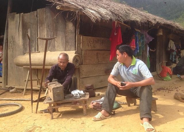 'Lão nông' người Mông 95 tuổi gắn bó với nghề rèn ảnh 2
