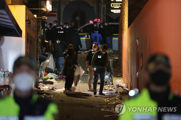 Hiện trường vụ giẫm đạp tại Seoul khiến ít nhất 149 người chết  -1