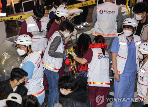 Hiện trường vụ giẫm đạp tại Seoul khiến ít nhất 149 người chết  -3