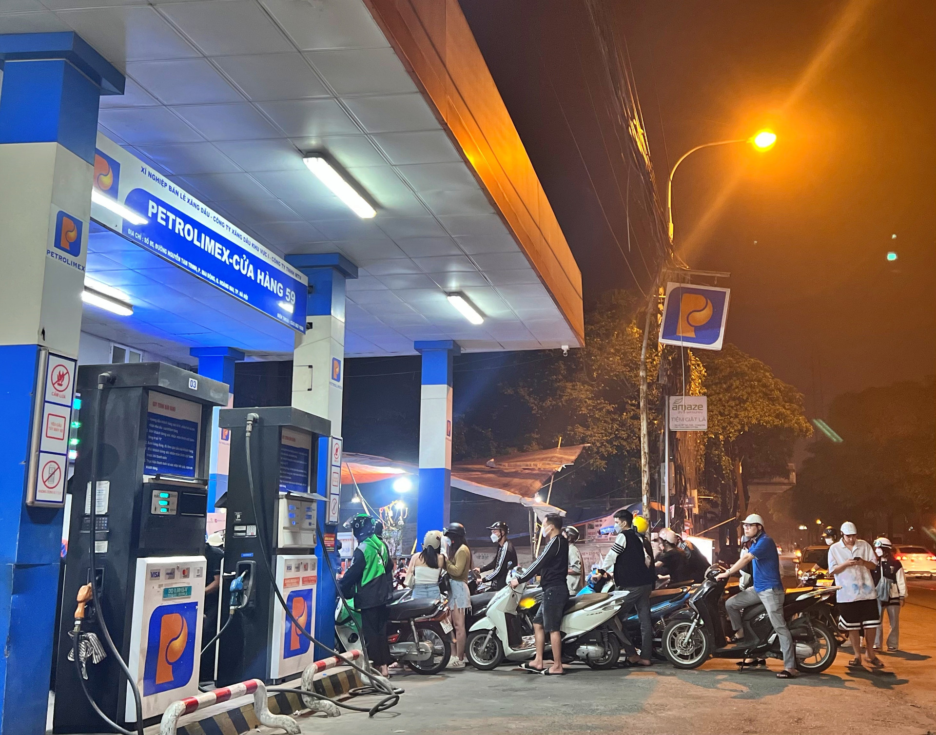 Hà Nội: Đảo lộn sinh hoạt vì khổ sở xếp hàng mua xăng từ nửa đêm - 5