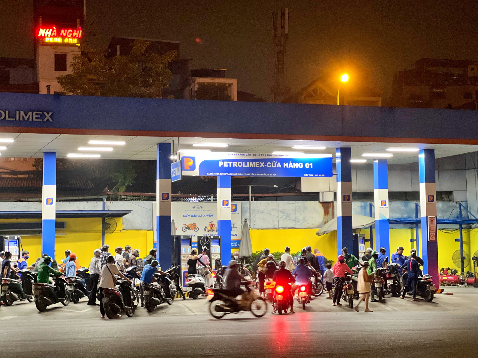 Hà Nội: Đảo lộn sinh hoạt vì khổ sở xếp hàng mua xăng từ nửa đêm - 4