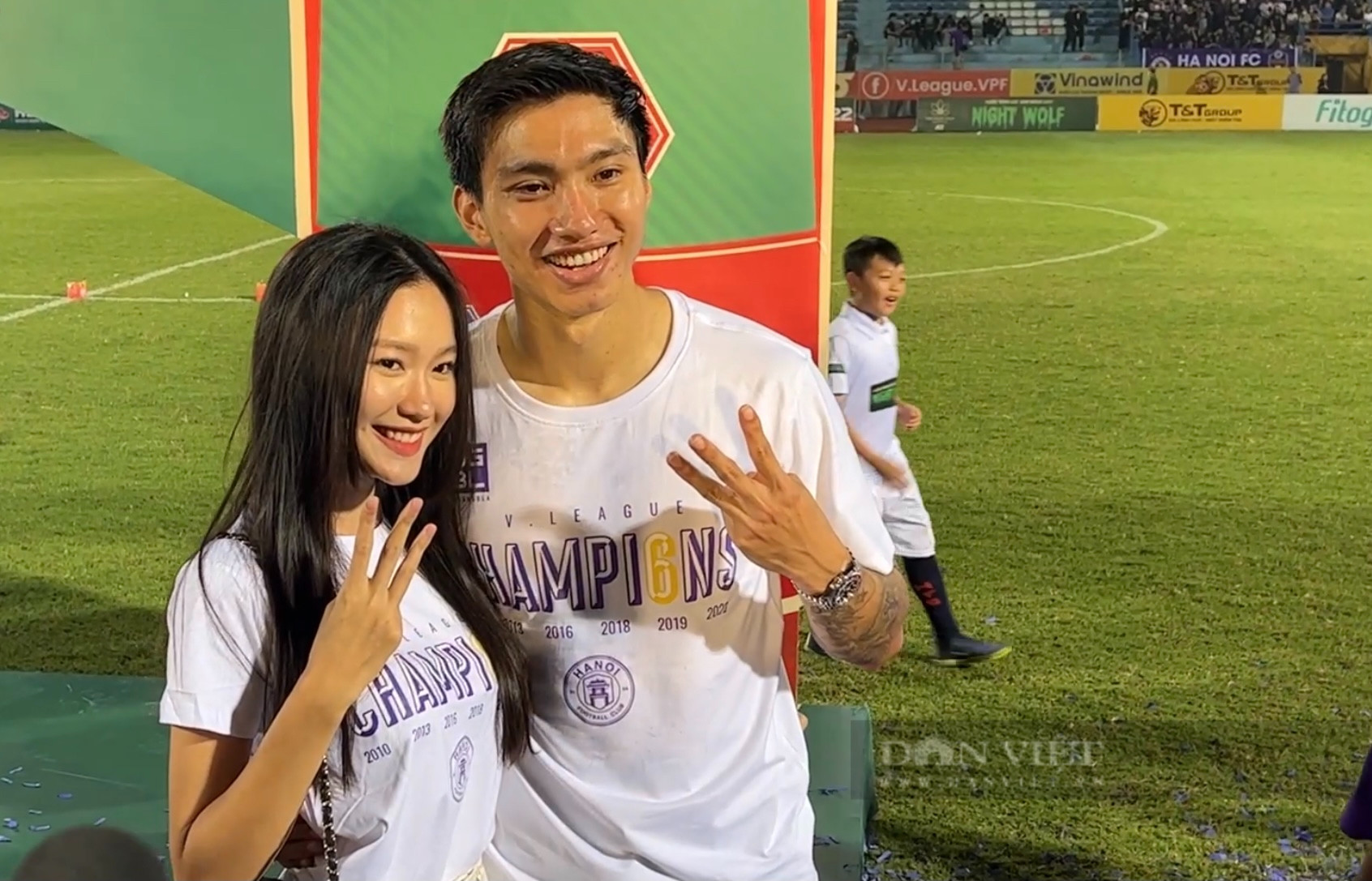 Hoa hậu Đỗ Mỹ Linh nâng cúp vô địch cùng Hà Nội FC - Ảnh 4.