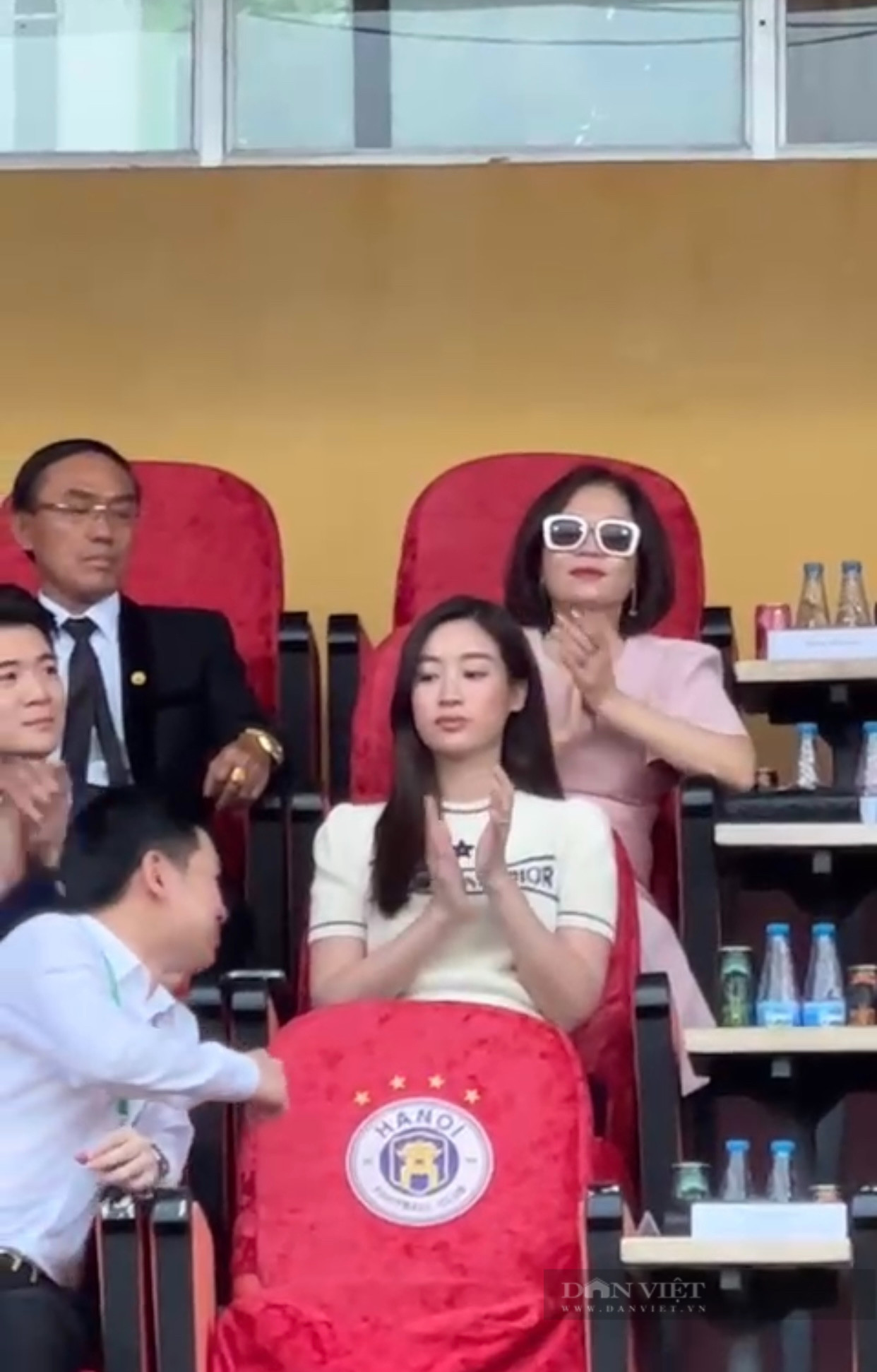 Hoa hậu Đỗ Mỹ Linh nâng cúp vô địch cùng Hà Nội FC - Ảnh 2.