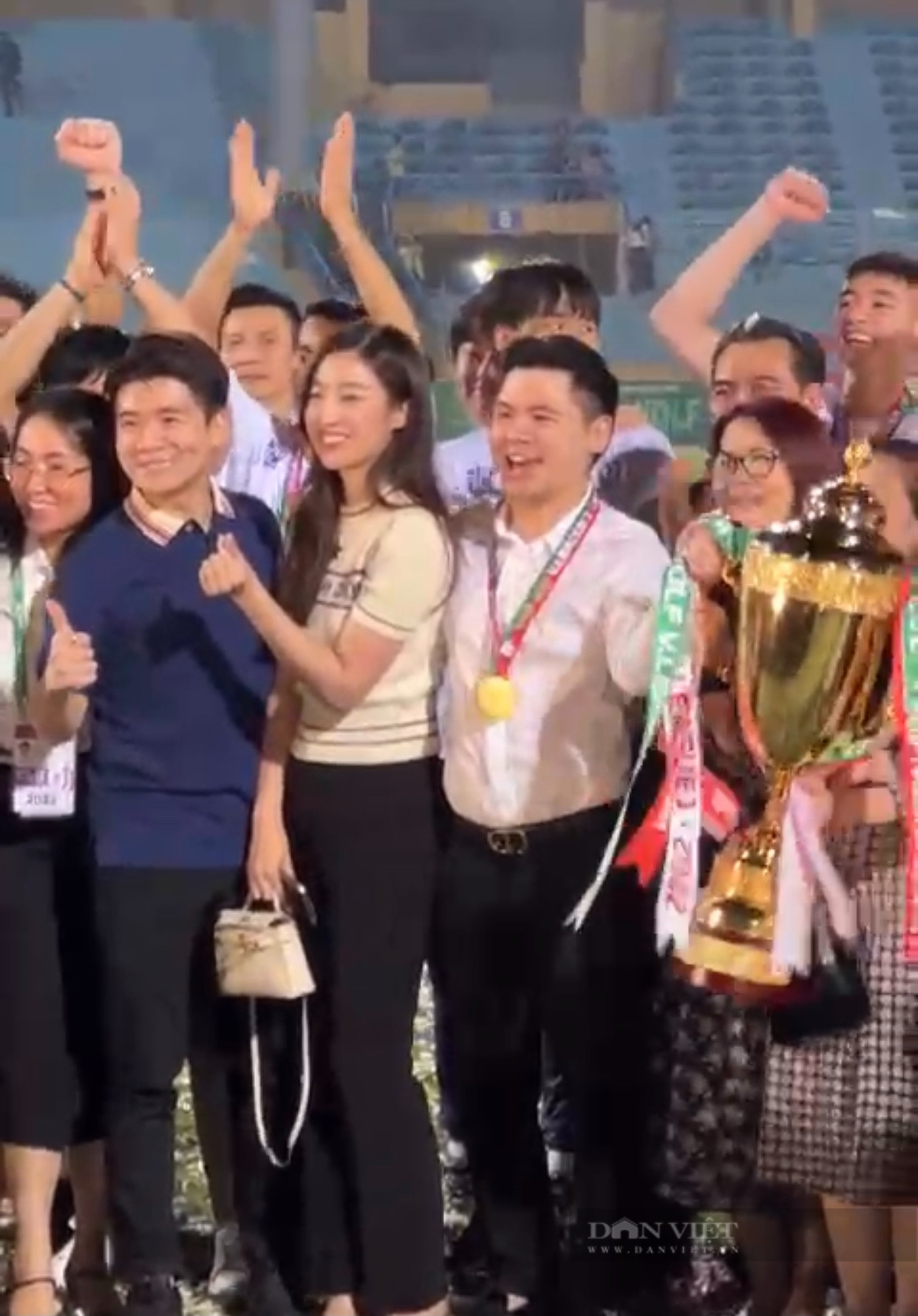 Hoa hậu Đỗ Mỹ Linh nâng cúp vô địch cùng Hà Nội FC - Ảnh 3.
