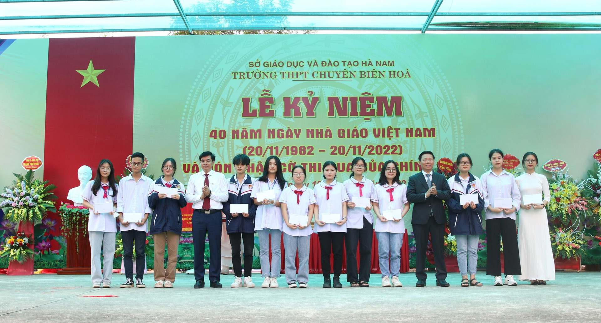 Trao học bổng Nguyễn Thái Bình tại ngôi trường có 200 học sinh giỏi quốc gia - ảnh 3