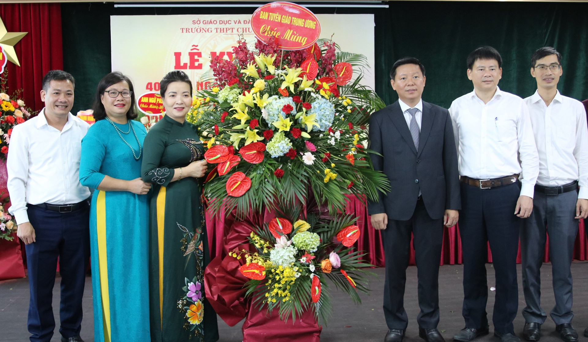 Trao học bổng Nguyễn Thái Bình tại ngôi trường có 200 học sinh giỏi quốc gia - ảnh 1
