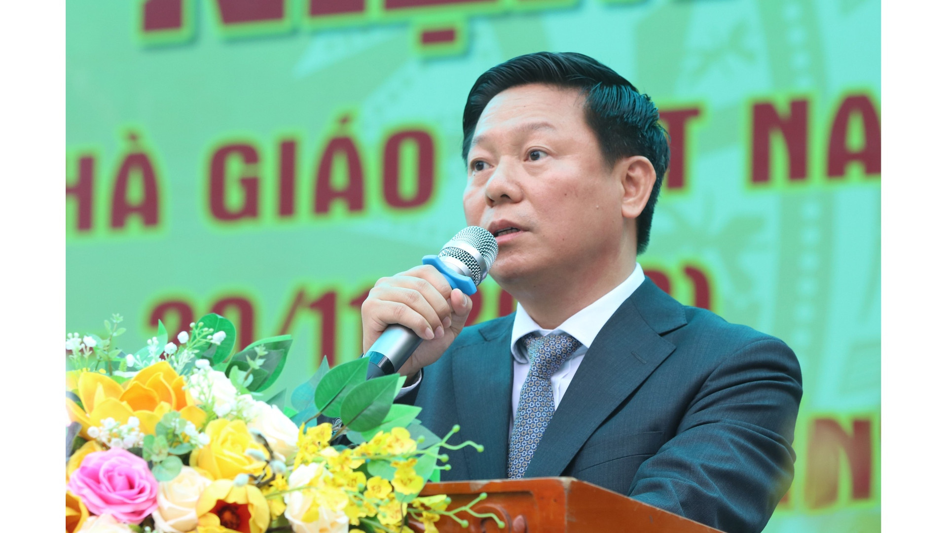 Trao học bổng Nguyễn Thái Bình tại ngôi trường có 200 học sinh giỏi quốc gia - ảnh 2