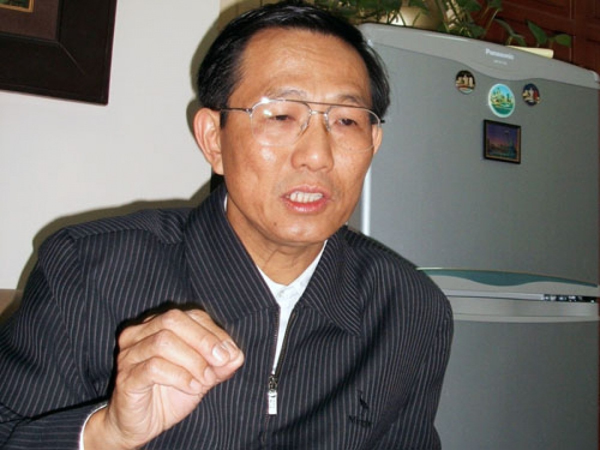 Cựu Thứ trưởng Y tế Cao Minh Quang chống gậy đến tòa - 3