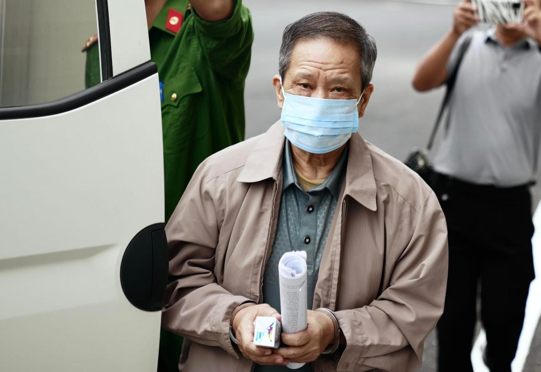 Cựu Thứ trưởng Y tế Cao Minh Quang chống gậy đến tòa - 2