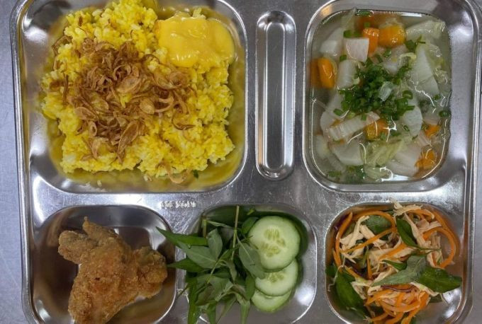 Phần ăn trưa 17/11 của học sinh trường Ischool Nha Trang có món cánh gà (bên trái, dưới). Ảnh: Phụ huynh cung cấp