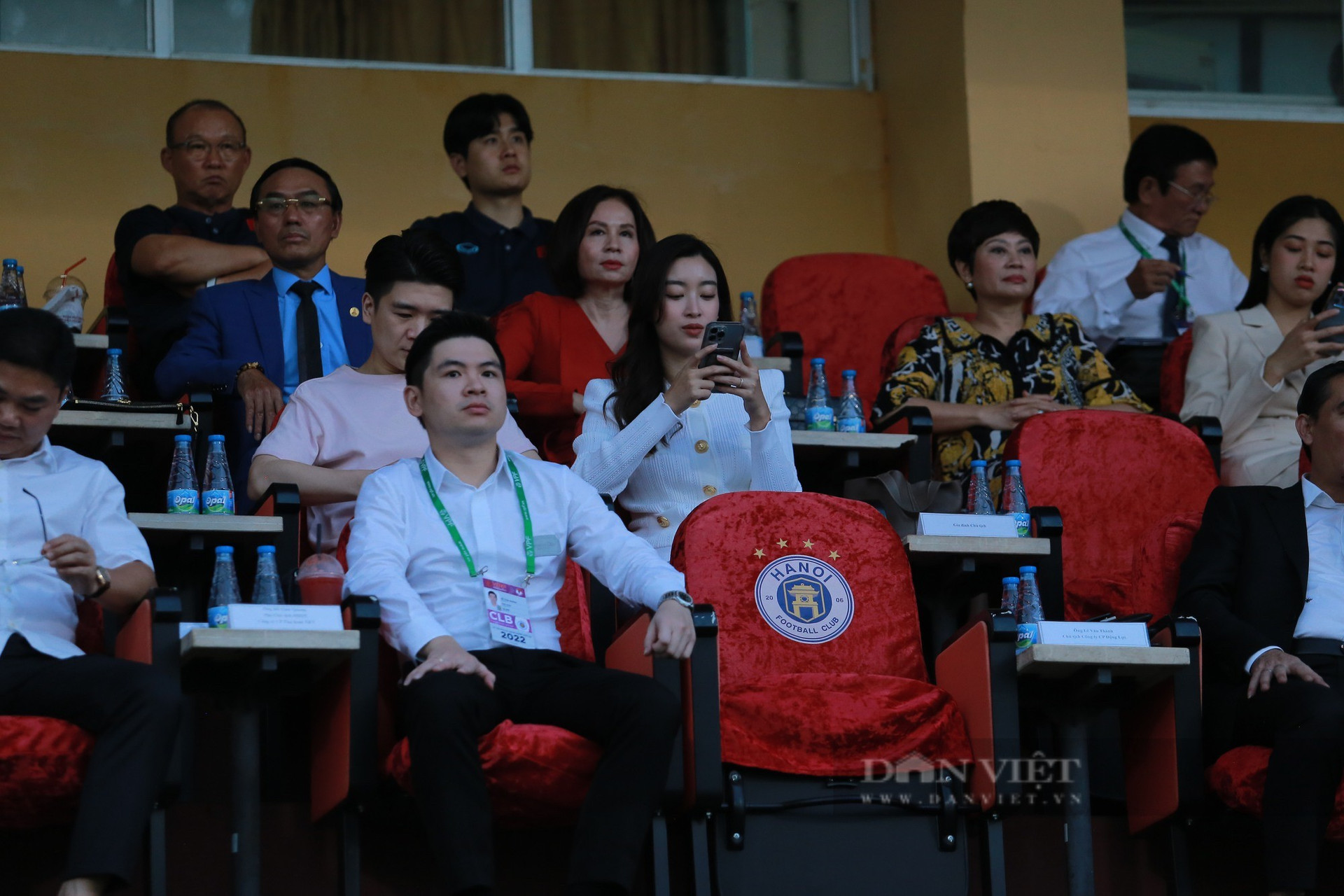Chủ tịch Đỗ Vinh Quang cùng vợ chụp ảnh ăn mừng chức vô địch cúp Quốc Gia - Ảnh 1.