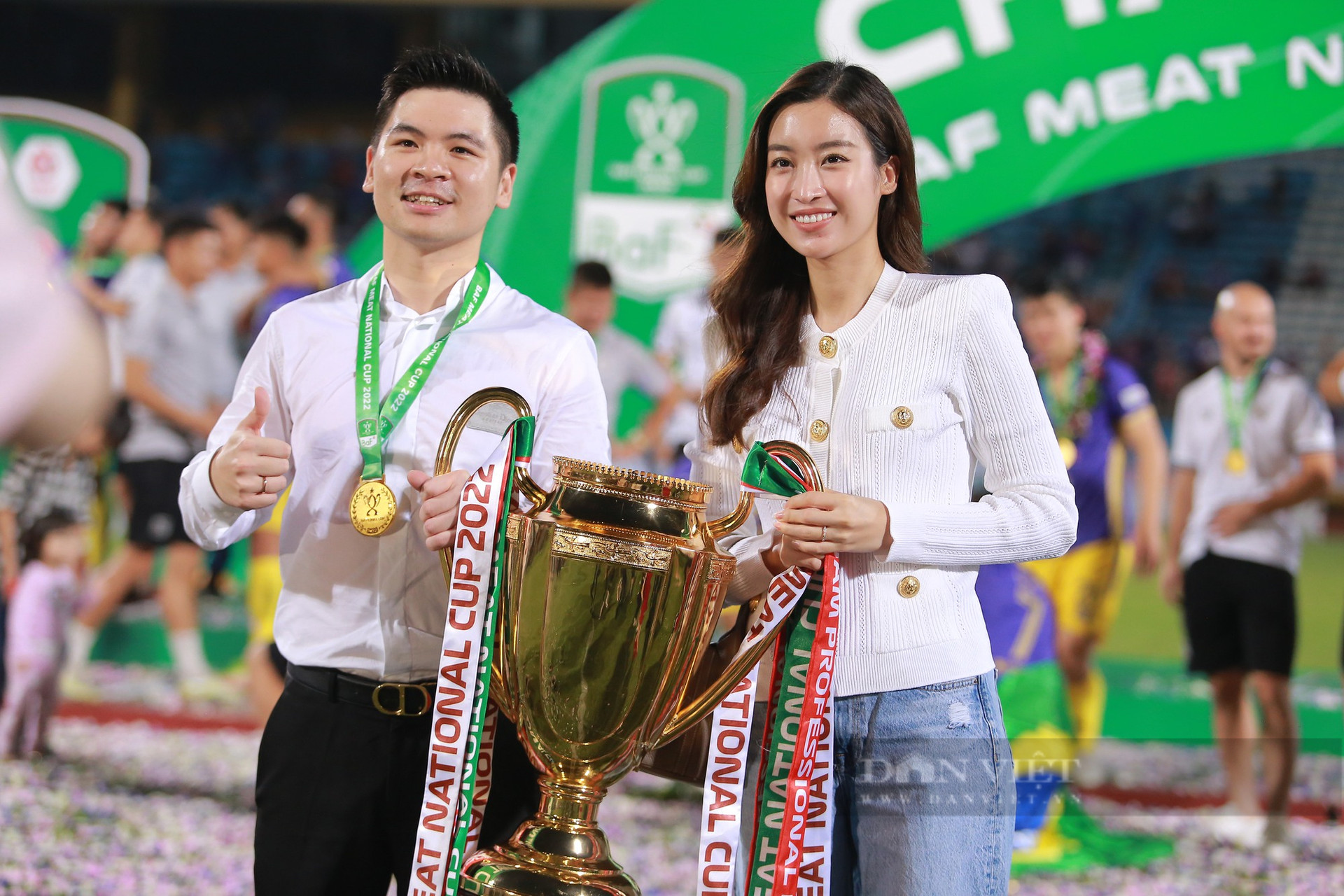 Chủ tịch Đỗ Vinh Quang cùng vợ chụp ảnh ăn mừng chức vô địch cúp Quốc Gia - Ảnh 11.