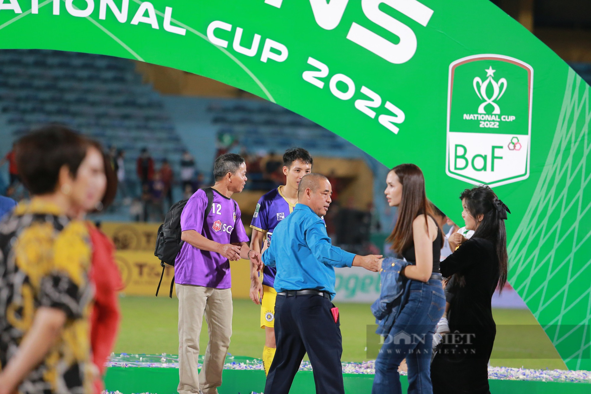 Chủ tịch Đỗ Vinh Quang cùng vợ chụp ảnh ăn mừng chức vô địch cúp Quốc Gia - Ảnh 14.