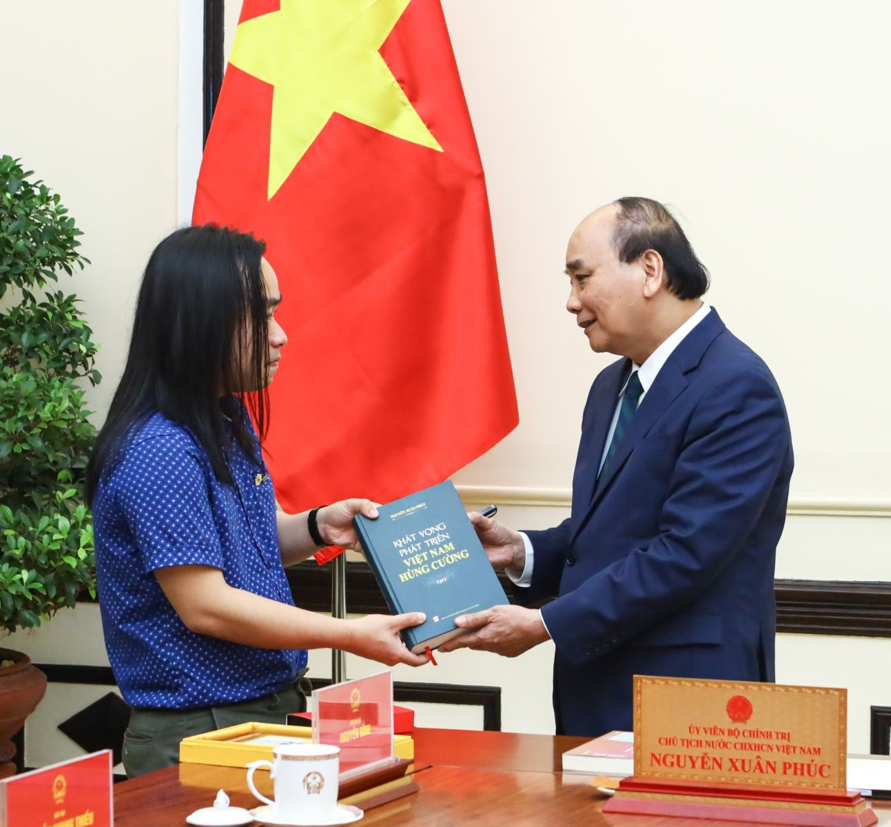 Chủ tịch nước gặp du học sinh dịch 'Truyện Kiều' của Nguyễn Du sang tiếng Anh - ảnh 1