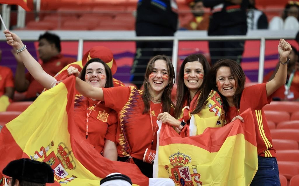 Chùm ảnh CĐV nữ Tây Ban Nha đua nhau khoe sắc trên khán đài World Cup - Ảnh 1.