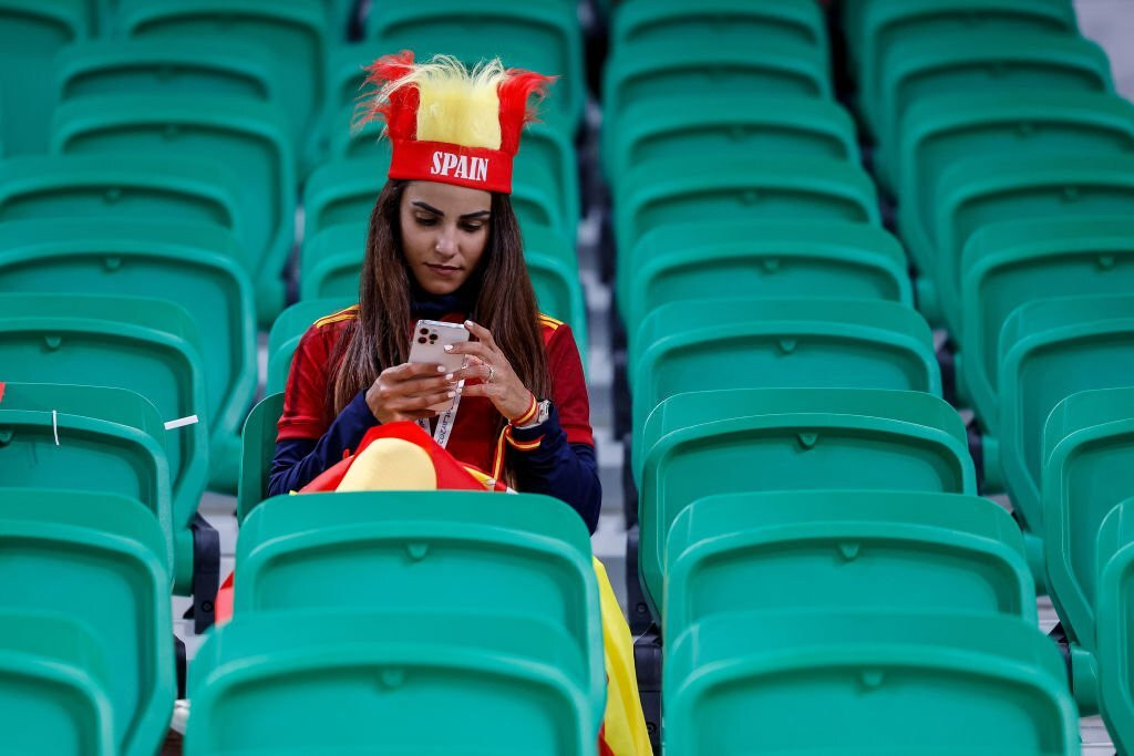 Chùm ảnh CĐV nữ Tây Ban Nha đua nhau khoe sắc trên khán đài World Cup - Ảnh 12.