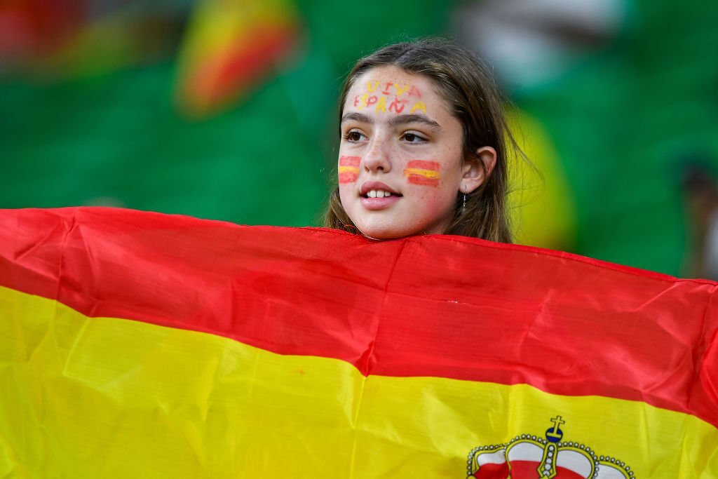 Chùm ảnh CĐV nữ Tây Ban Nha đua nhau khoe sắc trên khán đài World Cup - Ảnh 2.