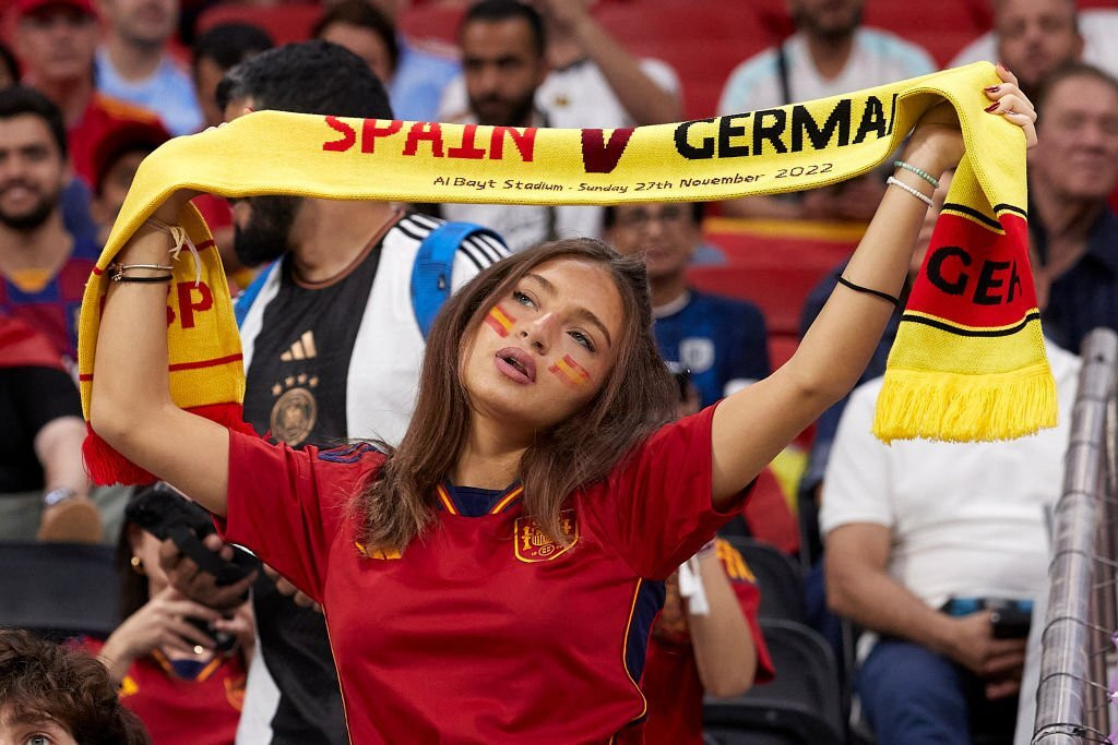 Chùm ảnh CĐV nữ Tây Ban Nha đua nhau khoe sắc trên khán đài World Cup - Ảnh 6.