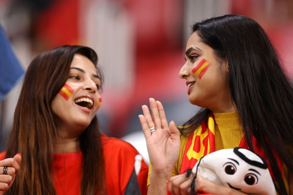 Chùm ảnh CĐV nữ Tây Ban Nha đua nhau khoe sắc trên khán đài World Cup - Ảnh 8.